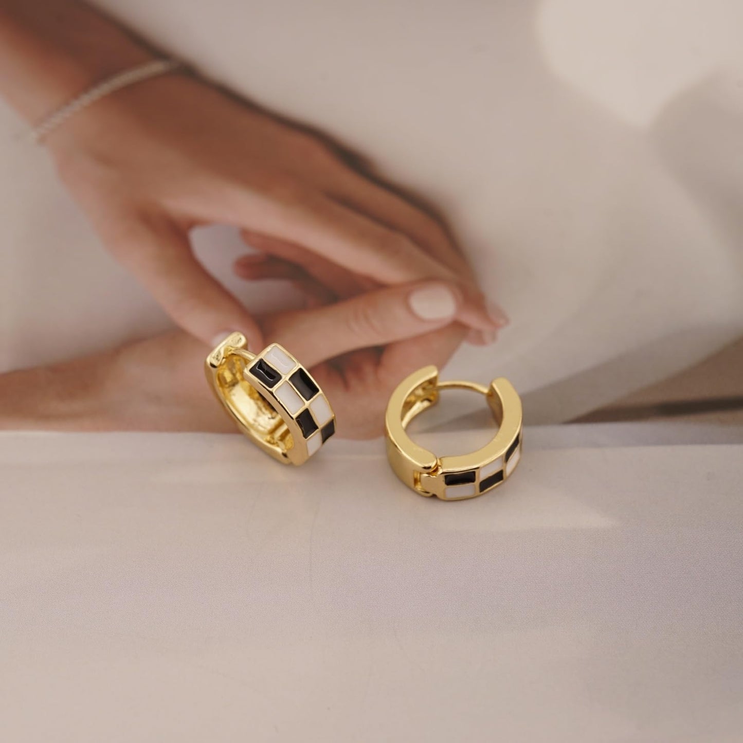 Chic Checker Small Hoop Cartilage Earrings Teacher Earrings for Women；White Black Enamel Hypoallergenic Hooped Gifts Gold and Silver tone
