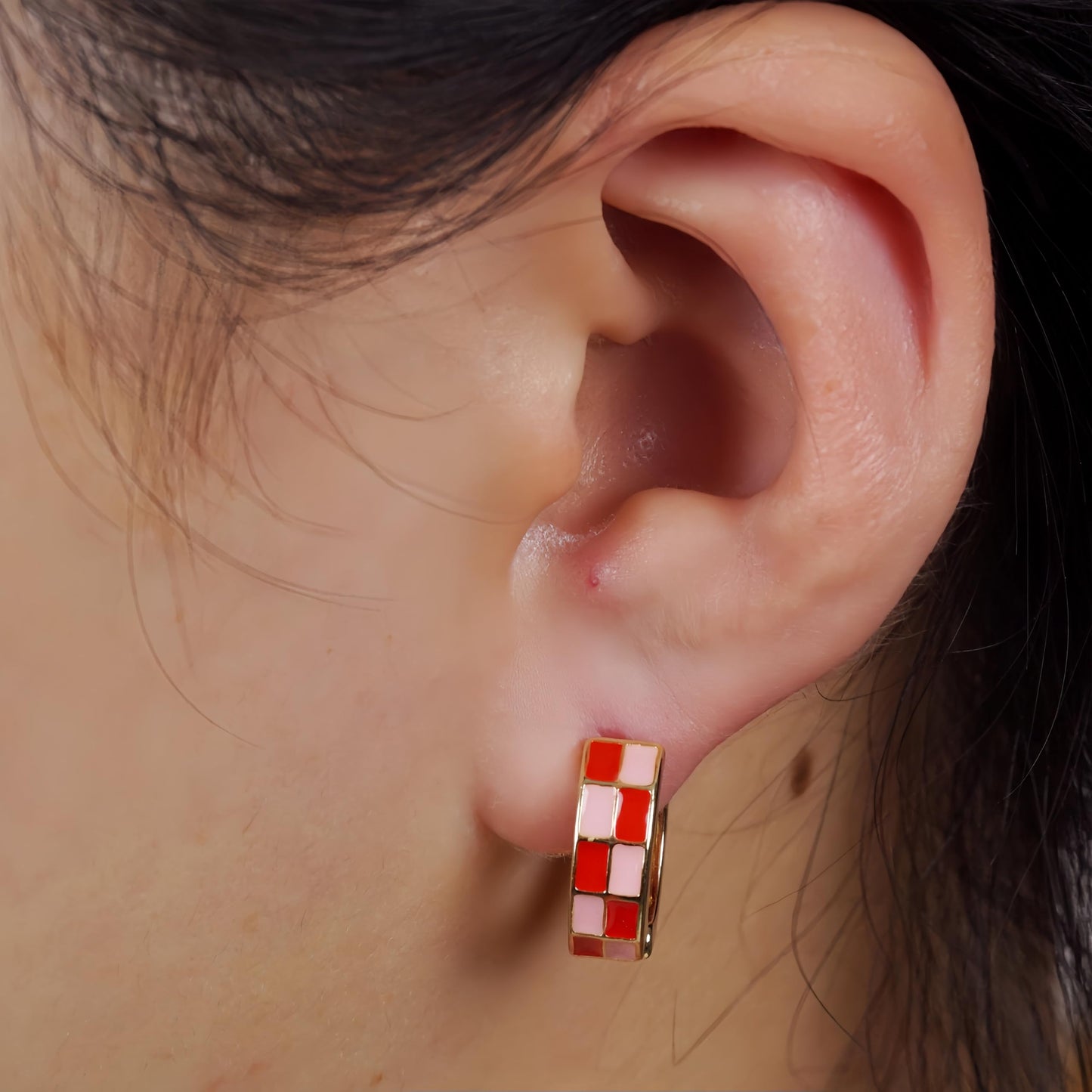 Chic Checker Small Hoop Cartilage Earrings Teacher Earrings for Women；White Black Enamel Hypoallergenic Hooped Gifts Gold and Silver tone