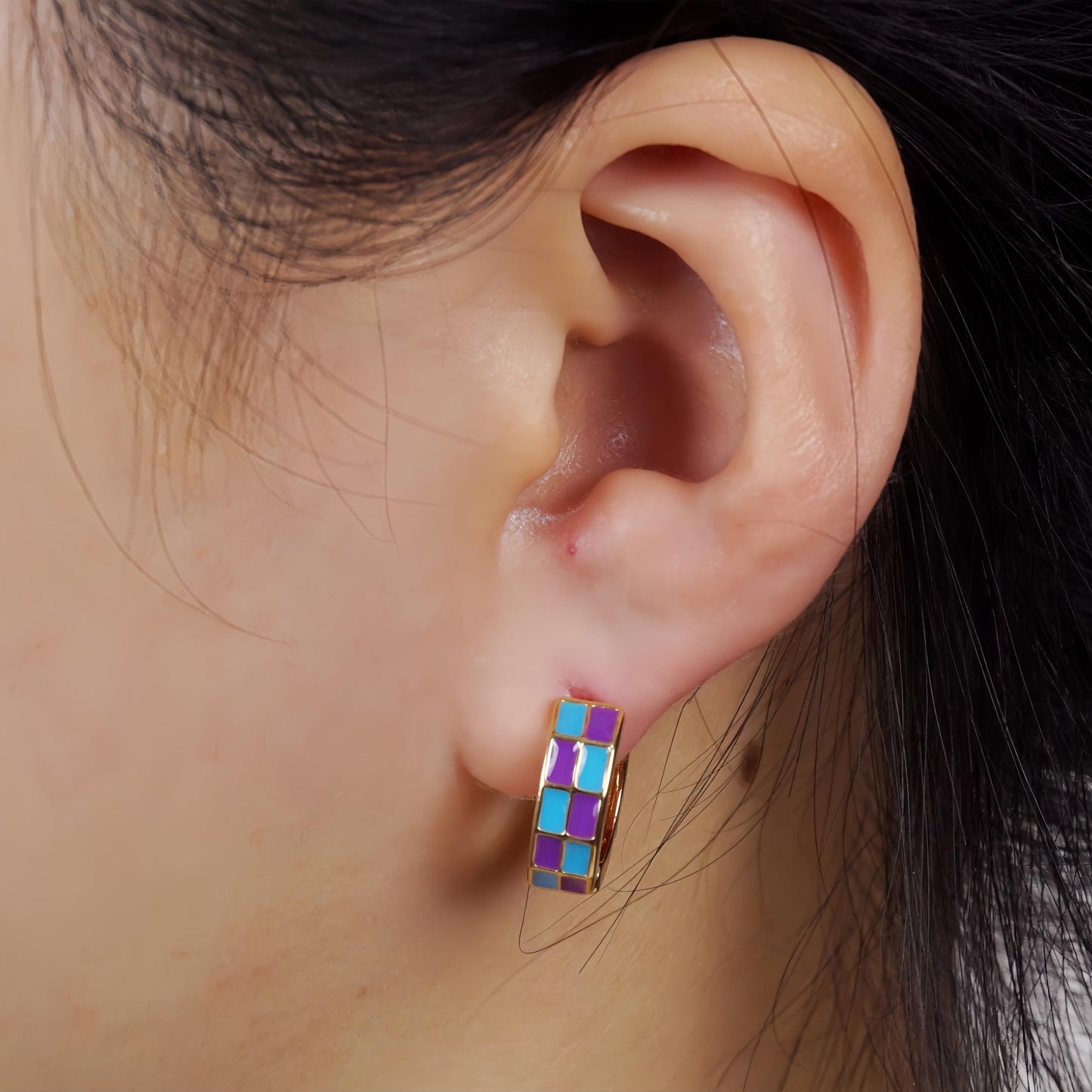 Chic Checker Small Hoop Cartilage Earrings Teacher Earrings for Women；White Black Enamel Hypoallergenic Hooped Gifts Gold and Silver tone